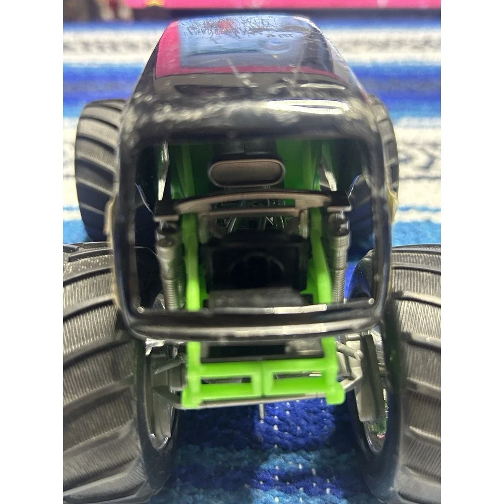 Mattel 2004 Grave Digger Diecast Body 1/24 Hot Wheels Vintage Car Monster Jam